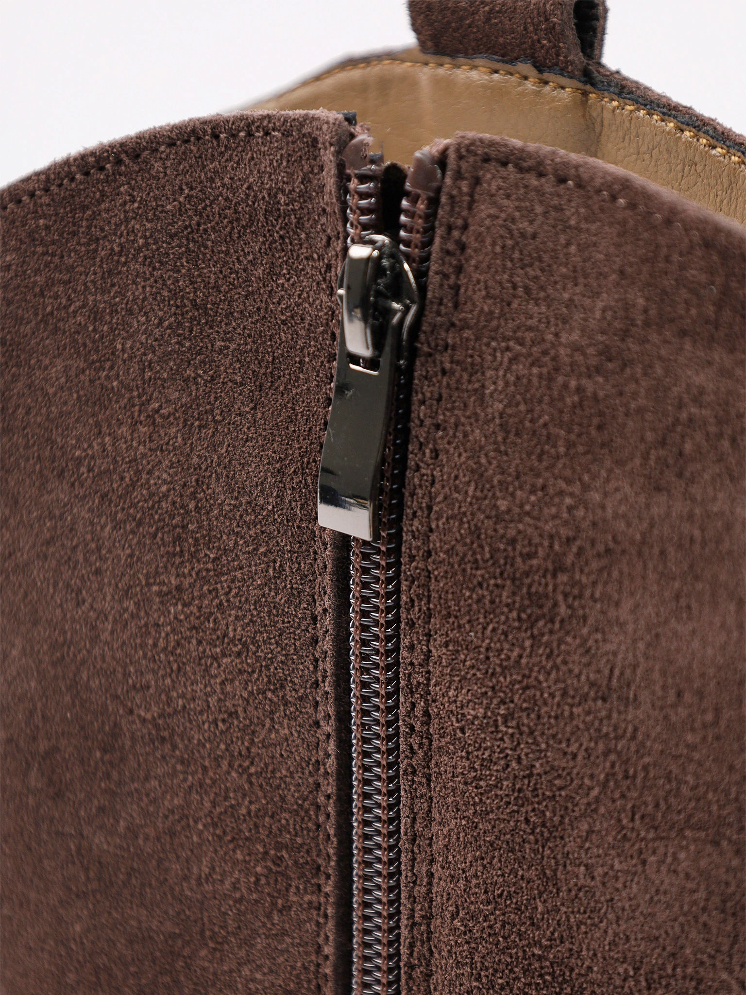 Сапоги-казаки укороченные  темно-коричневого цвета из натуральной замши